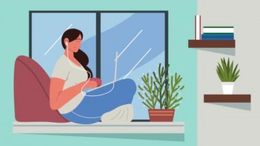 Pencerede dizüstü bilgisayar kullanan genç kadın