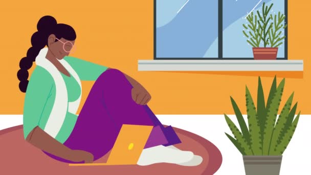 Afro jonge vrouw met laptop in de woonkamer — Stockvideo