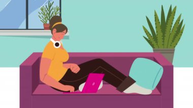 Kanepede dizüstü bilgisayar kullanan genç kadın.