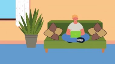 Genç adam kanepe oturma odasında dizüstü bilgisayar kullanıyor.