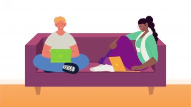 Koltukta dizüstü bilgisayar kullanan genç bir çift.