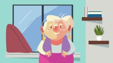 Yaşlı kadın evde dikiliyor.