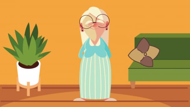 Бабушка стоит в гостиной анимированный — стоковое видео