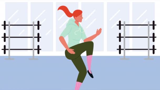 Mujer practicando ejercicio en el personaje del gimnasio — Vídeo de stock