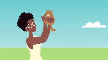Afro kadın kedi maskotunu kaldırıyor.