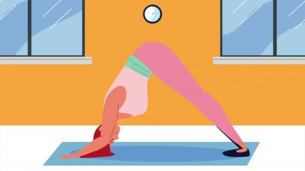 Femme pratiquant le yoga dans la maison caractère — Video