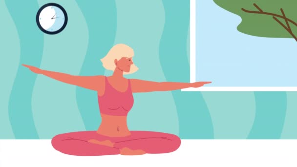 Blondynka praktykująca jogę w domu — Wideo stockowe