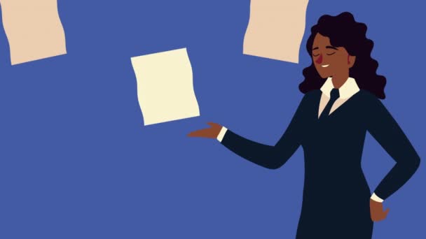 Afro zakenvrouw werknemer met papieren lakens — Stockvideo