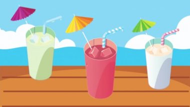 Üç tropikal kokteyl masa tahtasında.