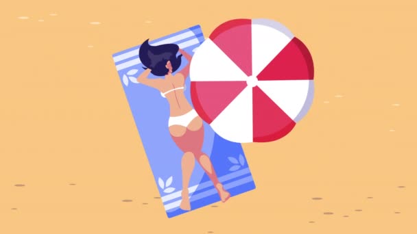 在毛巾和伞的场景中晒太阳的女孩 — 图库视频影像
