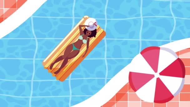 Афро дівчина засмагає в басейні сцени — стокове відео