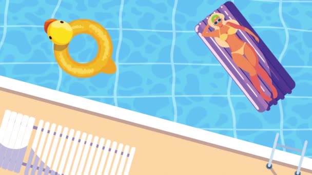 金发姑娘在游泳池里晒太阳 — 图库视频影像