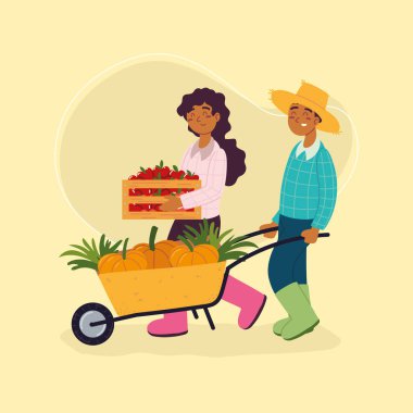 Çiftçiler elma ve balkabağı taşır.