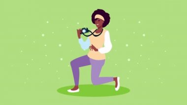 Afro kadın fotoğrafçı fotoğraf çekiyor.