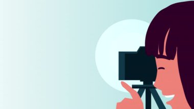 Baş kadın fotoğrafçı fotoğraf çekiyor.