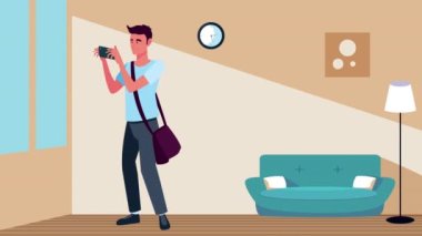 Erkek fotoğrafçı oturma odasında fotoğraf çekiyor.