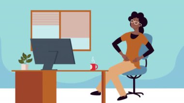 Ofiste oturan afro kadın aktif olarak mola veriyor.