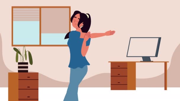 Женщина делает активный перерыв стоя в офисе — стоковое видео