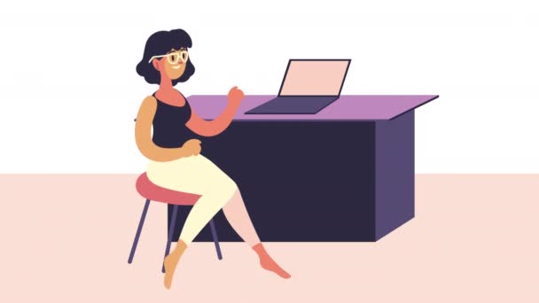 Jeune femme utilisant un ordinateur portable dans le bureau — Video