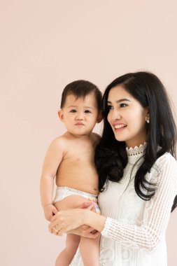 Asyalı anne ve oğlu