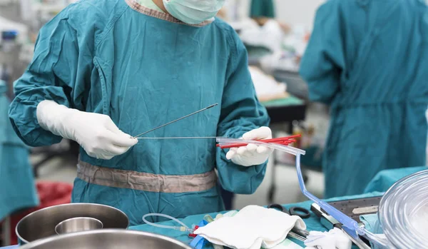 Scrub Infermiera Preparare Strumenti Medici Operazione — Foto Stock
