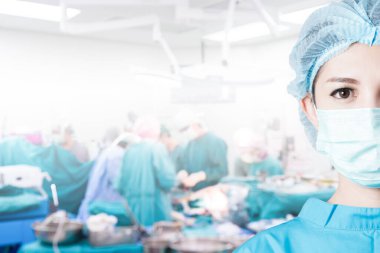 Asyalı kadın doktor.