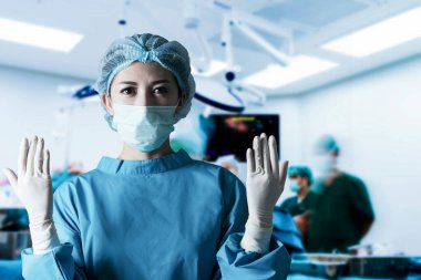 Asyalı genç bayan cerrah.