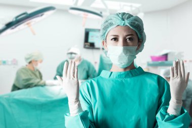 Asyalı genç bayan doktor.