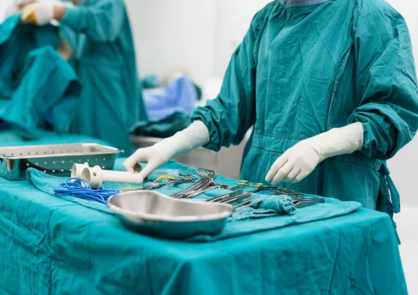 Scrub Verpleegkundige Bereidt Medische Instrumenten Voor Operatie — Stockfoto