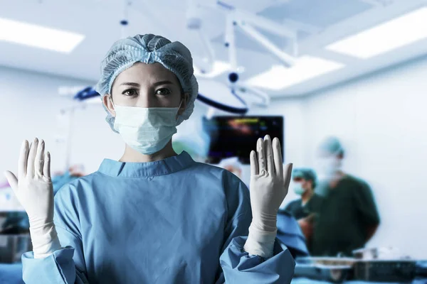 Aziatische Jonge Vrouwelijke Chirurg — Stockfoto