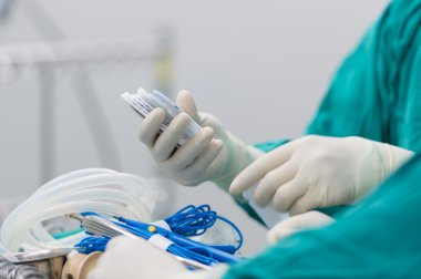 Araçlar işlemi için hazırlama hemşire fırçalayın