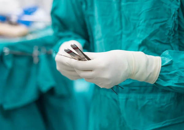 Scrub nurse preparing tools for operation — Stock Photo, Image