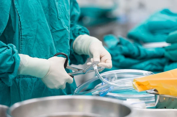 Scrub hemşire araçlar açık kalp işlemi için hazırlama
