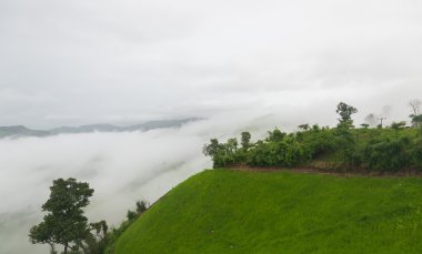 Bulut gün yağmur içinde yüzen