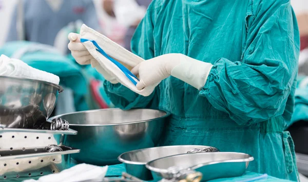 Scrub nurse förbereda instrument för drift — Stockfoto