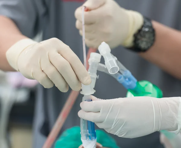 Anestesia enfermera uso succión chupar esputo en doble luz endotraqueal — Foto de Stock