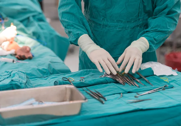 Scrub verpleegster bereiden tools voor chirurgie — Stockfoto