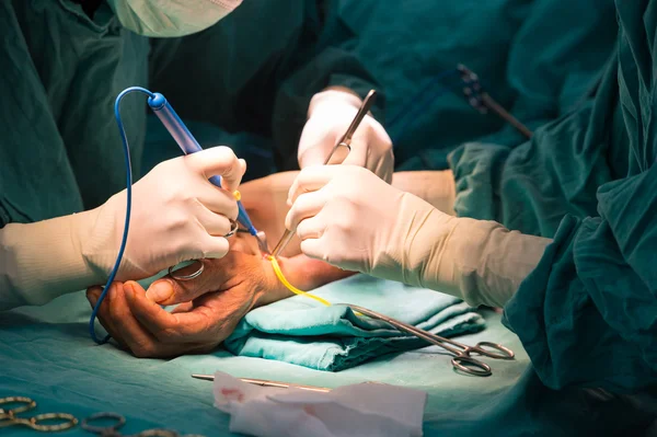 Equipo quirúrgico en quirófano — Foto de Stock