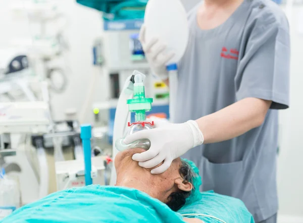 Pre oxygenatie kin lift positie met een bedrijf van zuurstof masker — Stockfoto