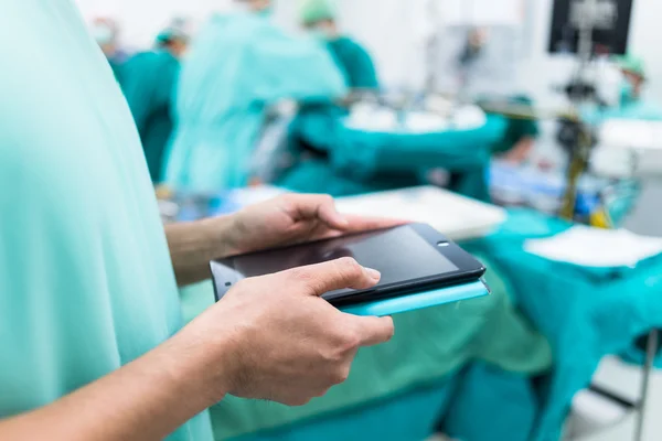 Chirurg pomocí digitálních tabletu — Stock fotografie