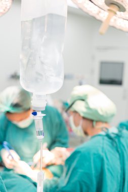 İşlem sırasında intravenöz sıvı vermek