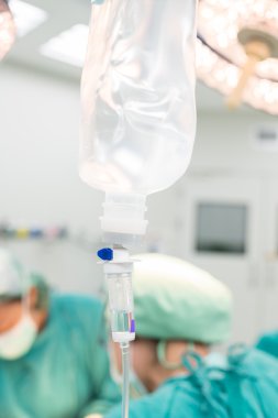 İşlem sırasında intravenöz sıvı vermek