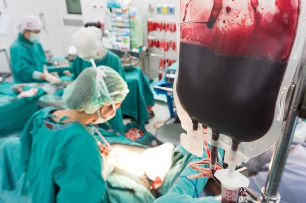 Giving blood during operation — Stock Photo, Image