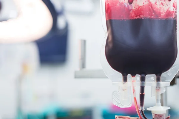 Giving blood during operation — Stock Photo, Image