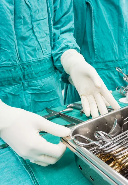 Scrub infermiere preparare gli strumenti per l'operazione — Foto Stock