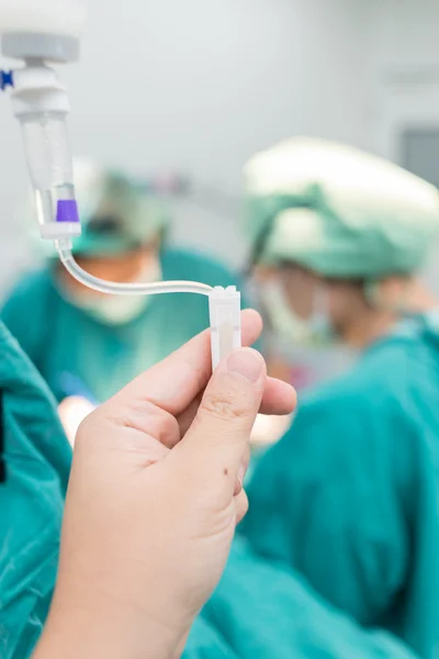 Anesthesiologist change rate iv during the operation — Stock Photo, Image