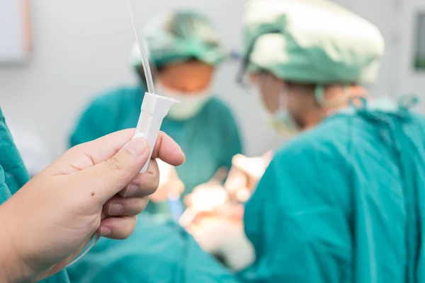 Tasso di cambio anestesista iv durante l'operazione — Foto Stock