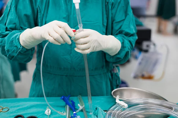 Gommage infirmière praparing instruments pour l'opération à cœur ouvert — Photo