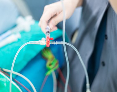 Doktor itme tıbbi çözüm intravenöz sıvı doğrultusunda