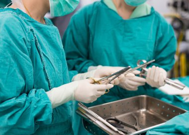 Scrub hemşire hazırlamak için açık kalp cerrahisi tıp aletleri